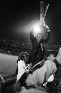 Feyenoord tegen Tottenham Hotspur 2-0, finale UEFA Cup trainer Coerver met UEFA , Bestanddeelnr 927-2222