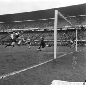 Feyenoord tegen Heracles 5-2, Kruiver voor doel Heracles, met Borghuis en Van de, Bestanddeelnr 918-9093