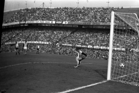 Feyenoord tegen Vitesse 4-0, Keeper Gert Bals wordt gepasseerd, ondanks fraaie d, Bestanddeelnr 924-9763
