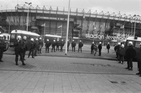 Feyenoord tegen FC Den Haag ME-ers wachten op de aankomst van de supporters, Bestanddeelnr 933-9296