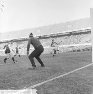 Feyenoord tegen Heracles 6-2, vlnr Bennaars, Bouwmeester, keeper Van der Win, Bestanddeelnr 914-6409