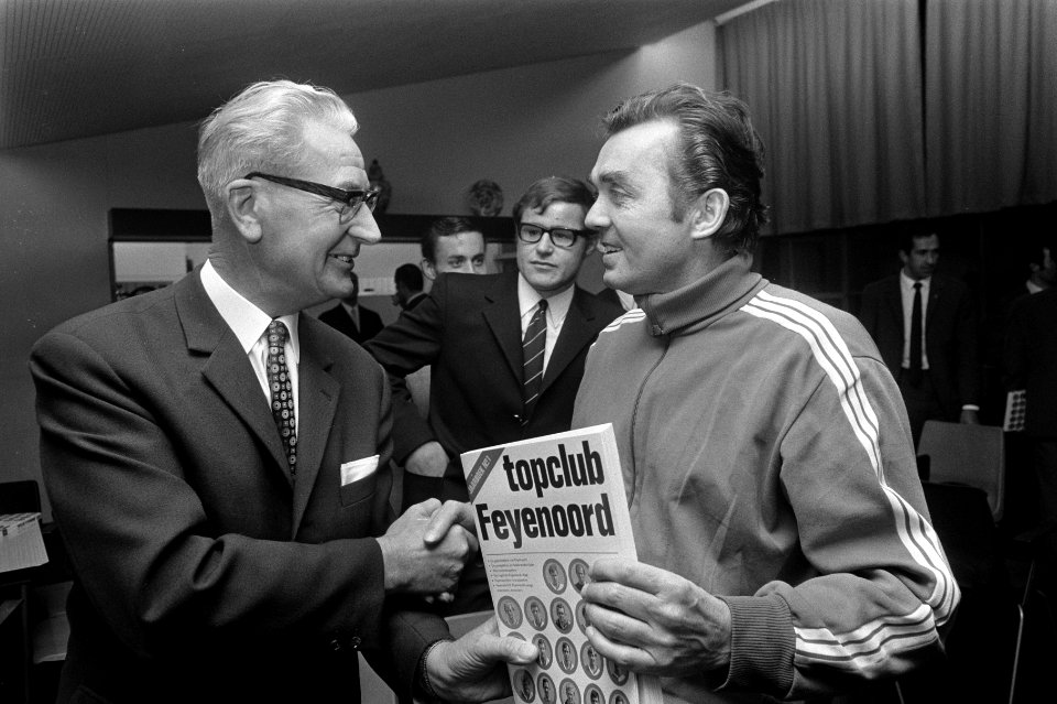 Feyenoord elftal ontvangt het boek Topclub Feyenoord Stadion Rotterdam. Het el, Bestanddeelnr 922-9478