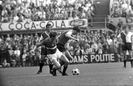 Feyenoord tegen GVAV 3-0, r. Wim van Hanegem in duel met Oosterwold achter Lase, Bestanddeelnr 922-7130