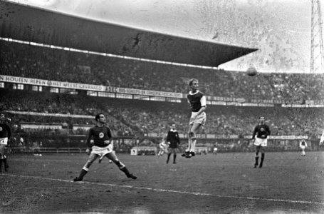 Feyenoord tegen MVV 3-0. Ruud Geels kopt de bal, Bestanddeelnr 920-8684