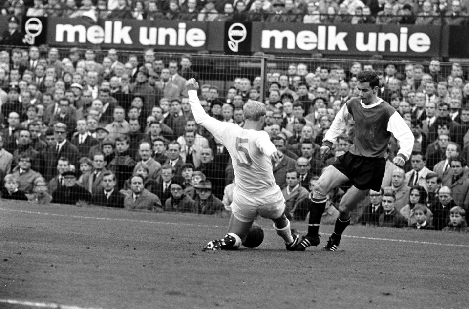 Feyenoord speler Ove Kindvall in duel met André van Telstar, Bestanddeelnr 919-7385