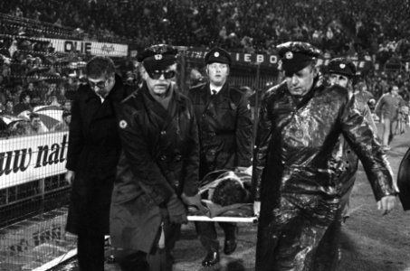 Feyenoord tegen Barcelona 0-0, Europacup keeper Mora (Barcelona) wordt van veld, Bestanddeelnr 927-5351