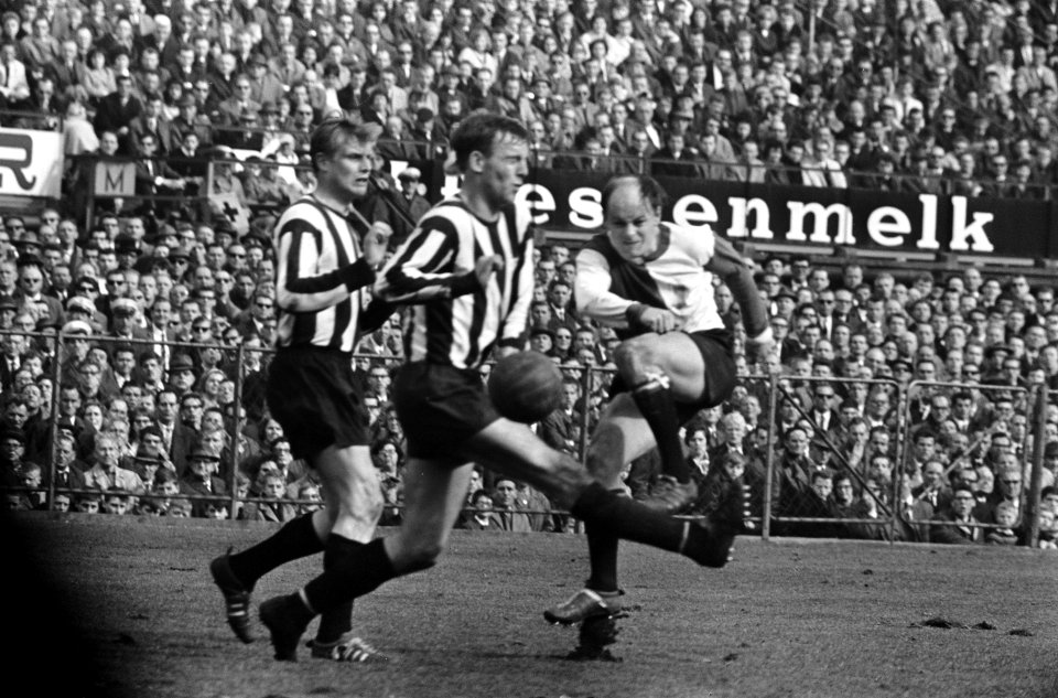 Feyenoord tegen Heracles 5-0, Gerard 'Pummie' Bergholtz in duel met Van Dalen en, Bestanddeelnr 917-5827
