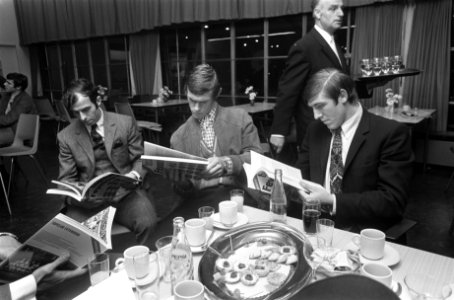 Feyenoord elftal ontvangt het boek Topclub Feyenoord Stadion Rotterdam. Het el, Bestanddeelnr 922-9480