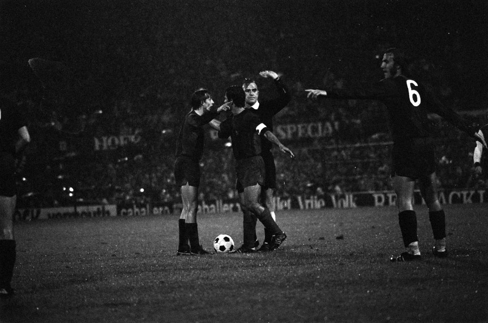Feyenoord tegen Barcelona 0-0, Europacup Johan Cruijff debat met scheidsrechter, Bestanddeelnr 927-5350