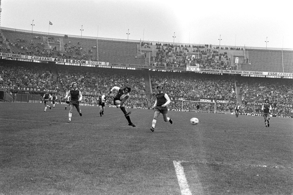 Feyenoord tegen Haarlem 1-0, Peter Ressel (midden) scoort, Bestanddeelnr 926-0549