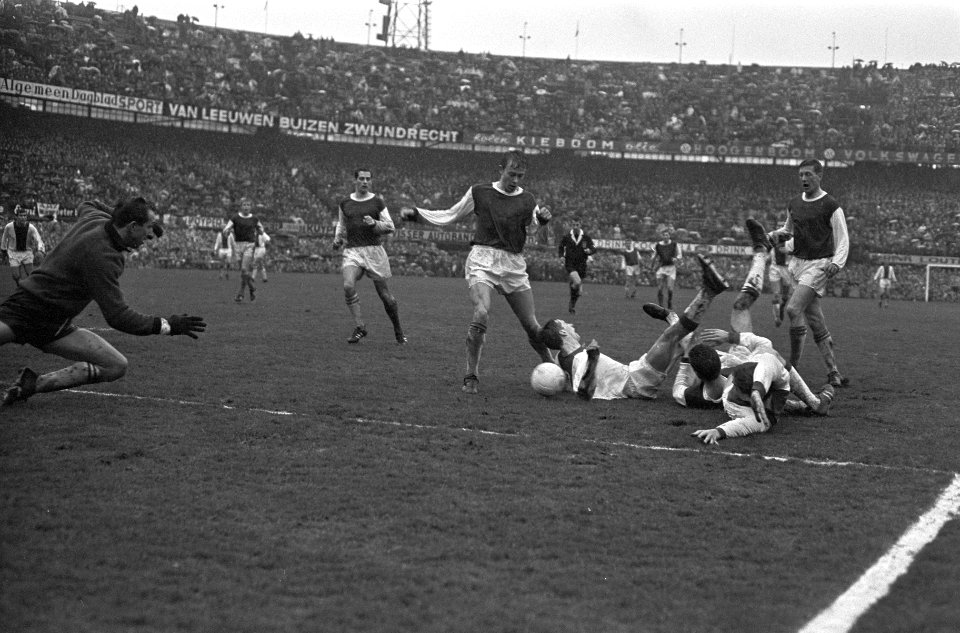 Feyenoord tegen Ajax 1-1, Cruijff in moeilijkheden voor Feyenoord-doel, Bestanddeelnr 920-1857