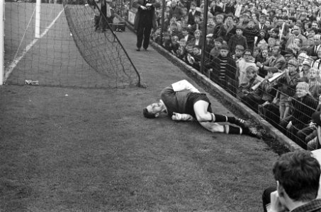 Feyenoord tegen Volendam 1-0 Kindvall gewond op de grond verzorger erbij, Bestanddeelnr 922-4039