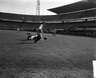 Feyenoord tegen Ajax 0-5, Kees Rijvers (Feyenoord) in actie, Bestanddeelnr 910-2752