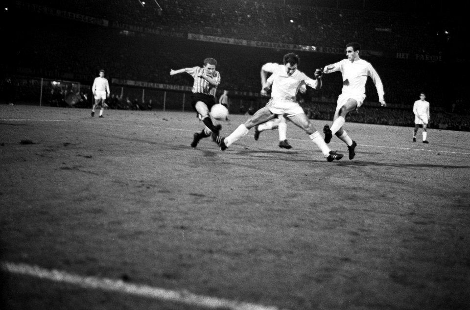 Feyenoord tegen Real Madrid 2-1, Fransen in duel met vi spelers van Real, Bestanddeelnr 918-1559