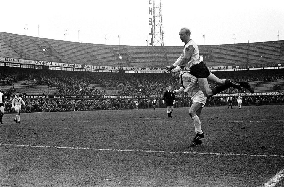 Feyenoord tegen Veendam 4-0, Piet Kruiver in duel met Zoetebier (Veendam), Bestanddeelnr 917-4819