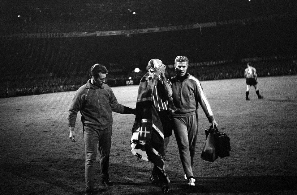 Feyenoord tegen Real Madrid 2-1, Hans Kraay wordt het veld afgebracht, Bestanddeelnr 918-1561
