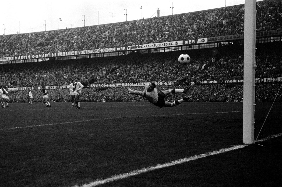 Feyenoord tegen Ajax 1-0. Bals laat bal door van Van Duivenbode, Bestanddeelnr 922-9309