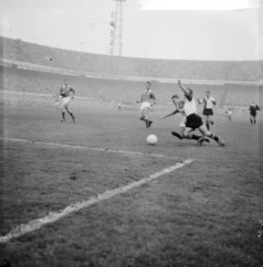 Feyenoord tegen GVGV 1-3, moment waarop Bennaars (rechts) ten val wordt gebracht, Bestanddeelnr 911-7684