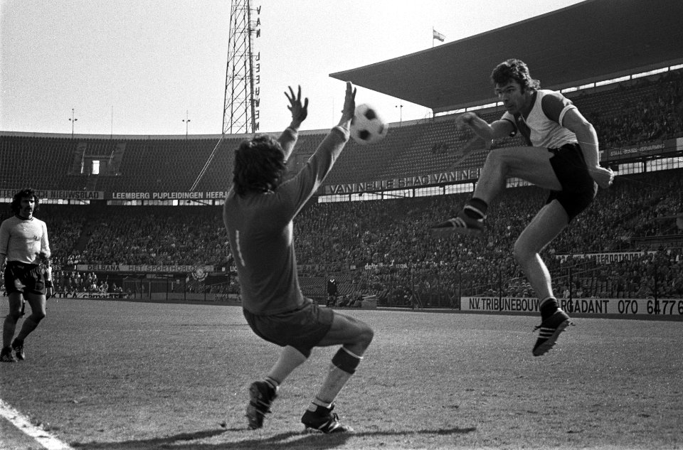 Feyenoord tegen Roda JC 8-0, Van Hanegem (rechts) en Roda-keeper, Bestanddeelnr 927-1143