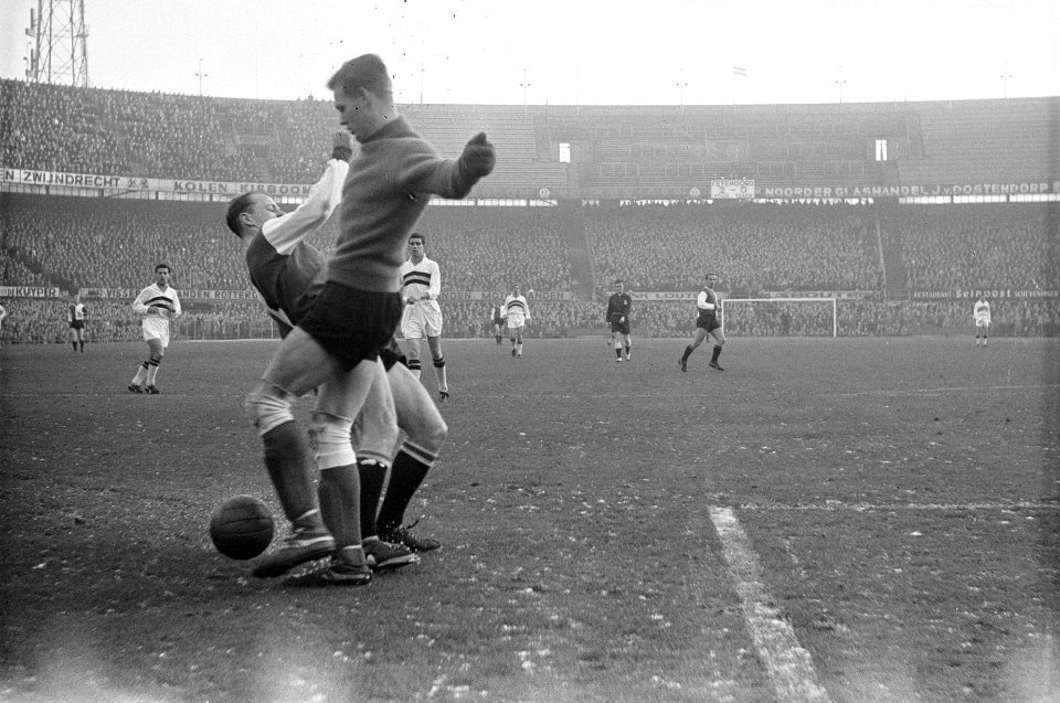Feyenoord tegen NAC 10-0 Gerard 'Pummie' Bergholtz in duel met keeper Van der M, Bestanddeelnr 915-8232
