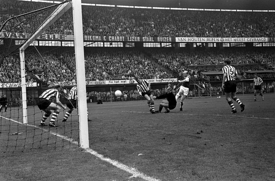 Feyenoord tegen Sparta, Kruiver (r) scoort eerste doelpunt, Bestanddeelnr 918-2281