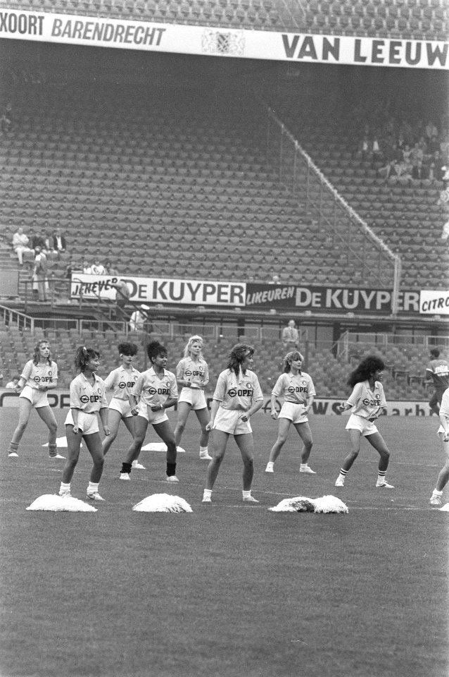 Feyenoord tegen Haarlem cheerleaders op het veld in actie, Bestanddeelnr 933-0787