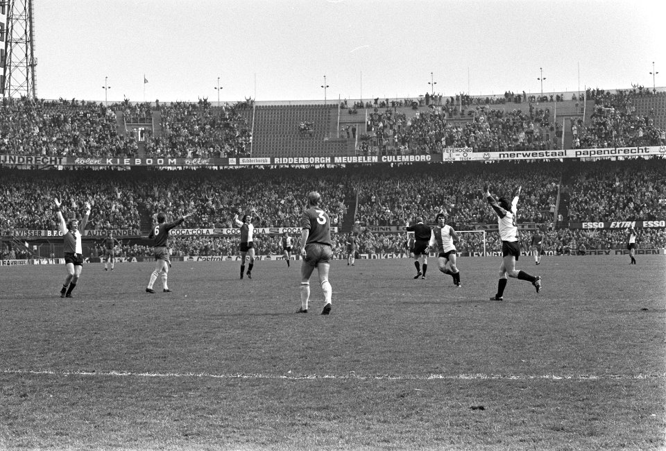 Feyenoord tegen Sparta 3-3, nummer 20 Dick Schneider (rechts) in duel met Eykenb, Bestanddeelnr 926-3287