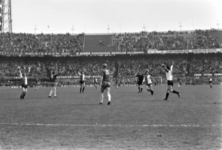 Feyenoord tegen Sparta 3-3, nummer 20 Dick Schneider (rechts) in duel met Eykenb, Bestanddeelnr 926-3287