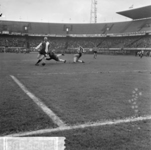 Feyenoord tegen Heracles 5-2, Kruiver in duel met keeper Van der Wint, Bestanddeelnr 918-9092