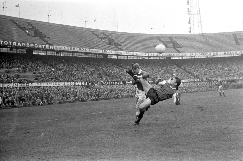 Feyenoord tegen MVV 9-1, Kreijermaat (r) in duel met linksback Ceulen (MVV), Bestanddeelnr 916-2394