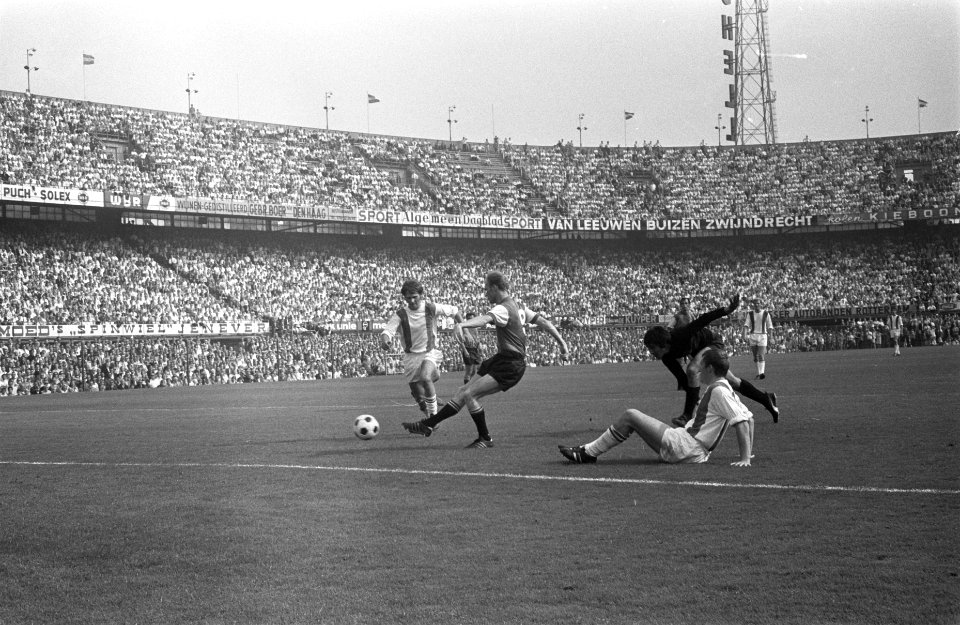 Feyenoord tegen SVV 6-0, Ruud Geels scoort keeper V. D. Roer komt te laat aanre, Bestanddeelnr 922-7889