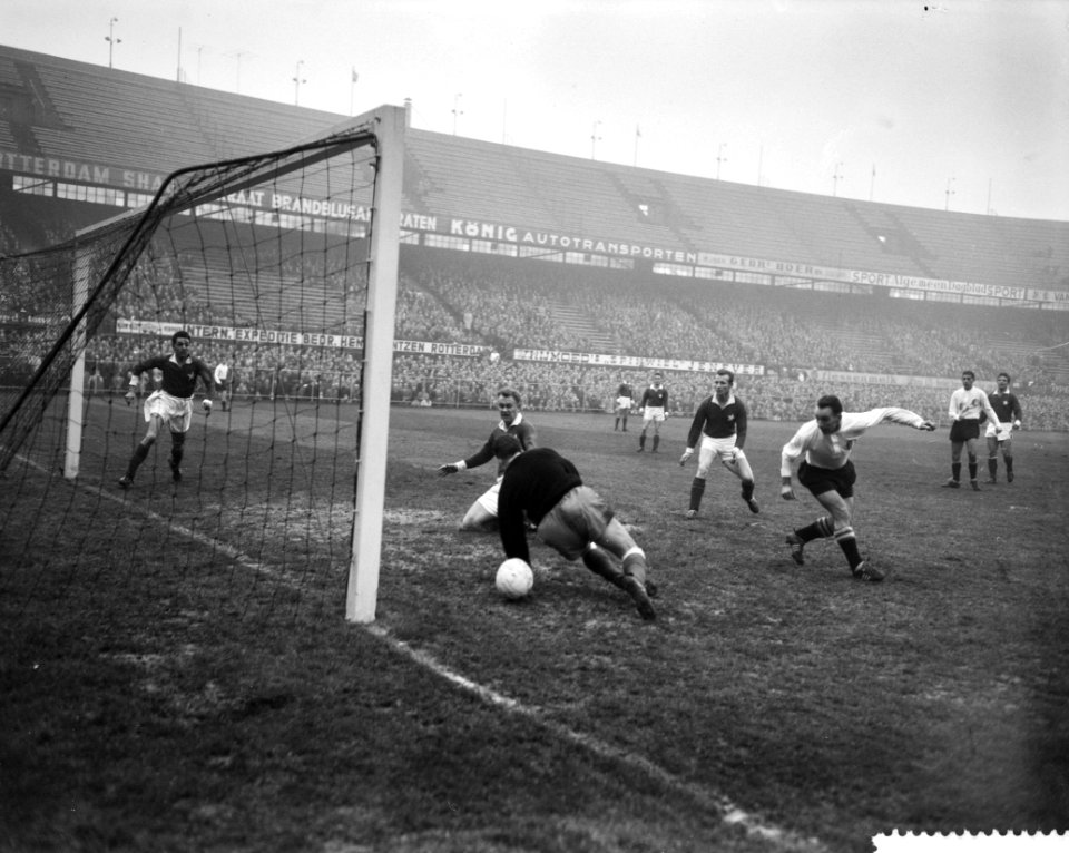 Feyenoord tegen MVV 2-2, vlnr Rutten, keeper Van Meer en Bennaard, Bestanddeelnr 911-8869