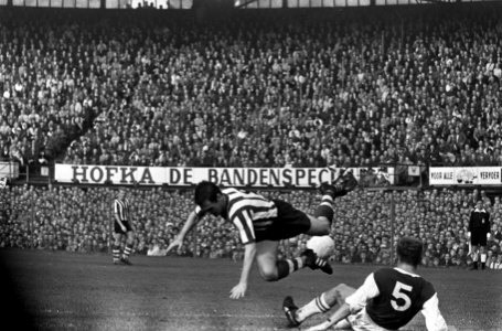 Feyenoord tegen Sparta, Hans Kraay (liggend) tackeld de Sparta-speler Bouman, Bestanddeelnr 918-2282