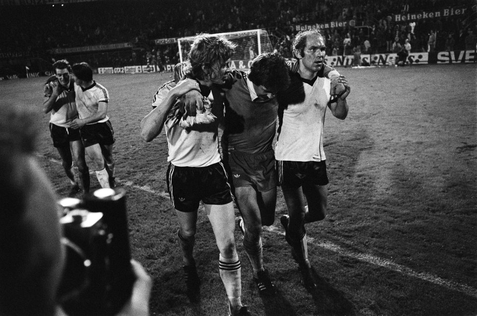 Feyenoord tegen Rhoda JC 0-2, doelman Geilman verlaat geblesseerd het veld, Bestanddeelnr 928-7777