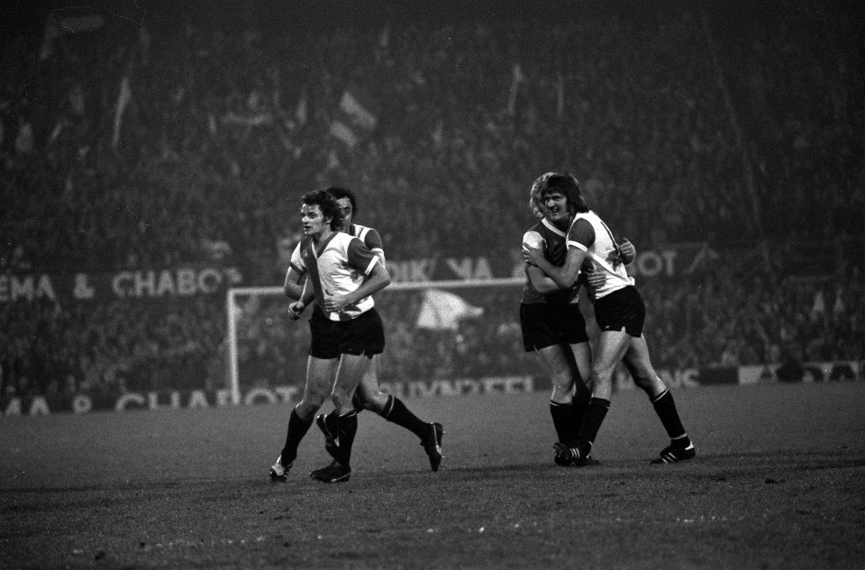 Feyenoord tegen Stuttgart 2-1 (halve finale UEFA), Schoenmaker wordt omhelsd doo, Bestanddeelnr 927-1207