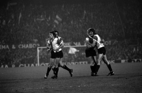 Feyenoord tegen Stuttgart 2-1 (halve finale UEFA), Schoenmaker wordt omhelsd doo, Bestanddeelnr 927-1207