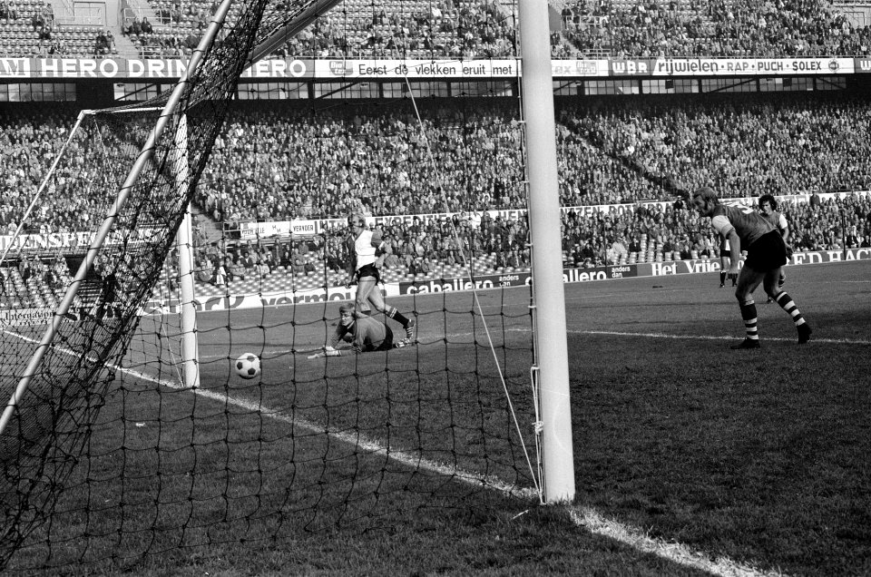 Feyenoord tegen Sparta 4-0, nummer 23A vierde doelpunt Feyenoord, nummer 22A kee, Bestanddeelnr 926-7488