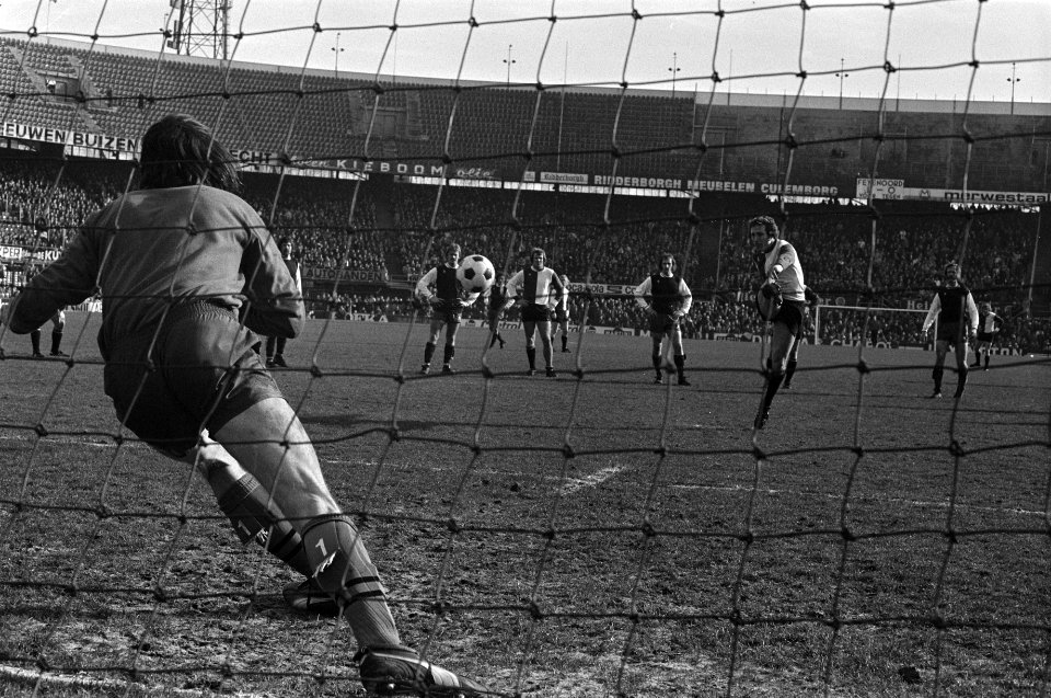 Feyenoord tegen Haarlem 4-0, Schneider scoort uit strafschop langs doelman Boers, Bestanddeelnr 927-7600