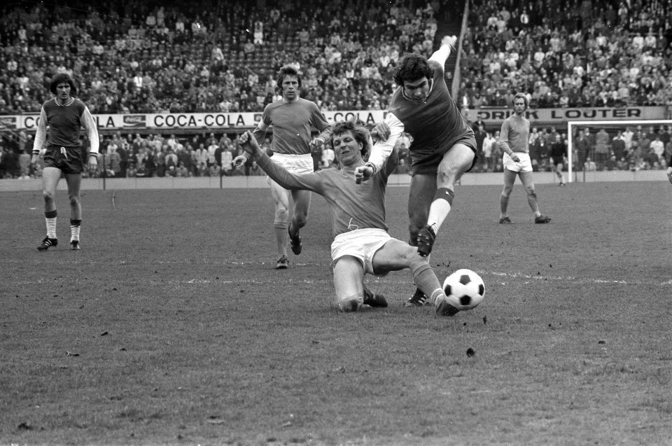 Feyenoord tegen Volendam 2-0, Wim van Hanegem (rechts) actie, Bestanddeelnr 925-5032