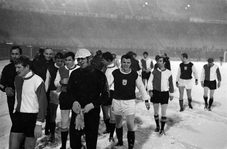 Feyenoord tegen GVAV bekerwedstrijd. Spelers verlaten het veld, op achtergrond l, Bestanddeelnr 923-2514