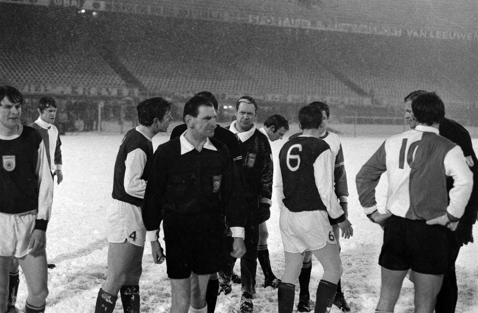 Feyenoord tegen GVAV bekerwedstrijd. Na een kwartier afgelast wegens sneeuw, sch, Bestanddeelnr 923-2513