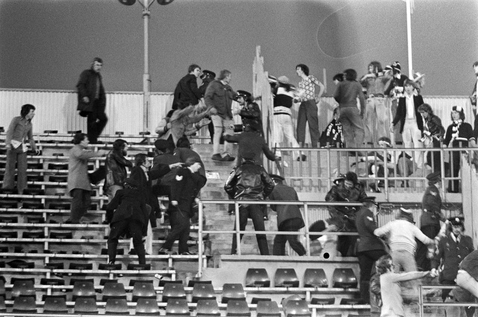 Feyenoord tegen Tottenham Hotspur 2-0, finale UEFA Cup Engelse supporters worden, Bestanddeelnr 927-2220