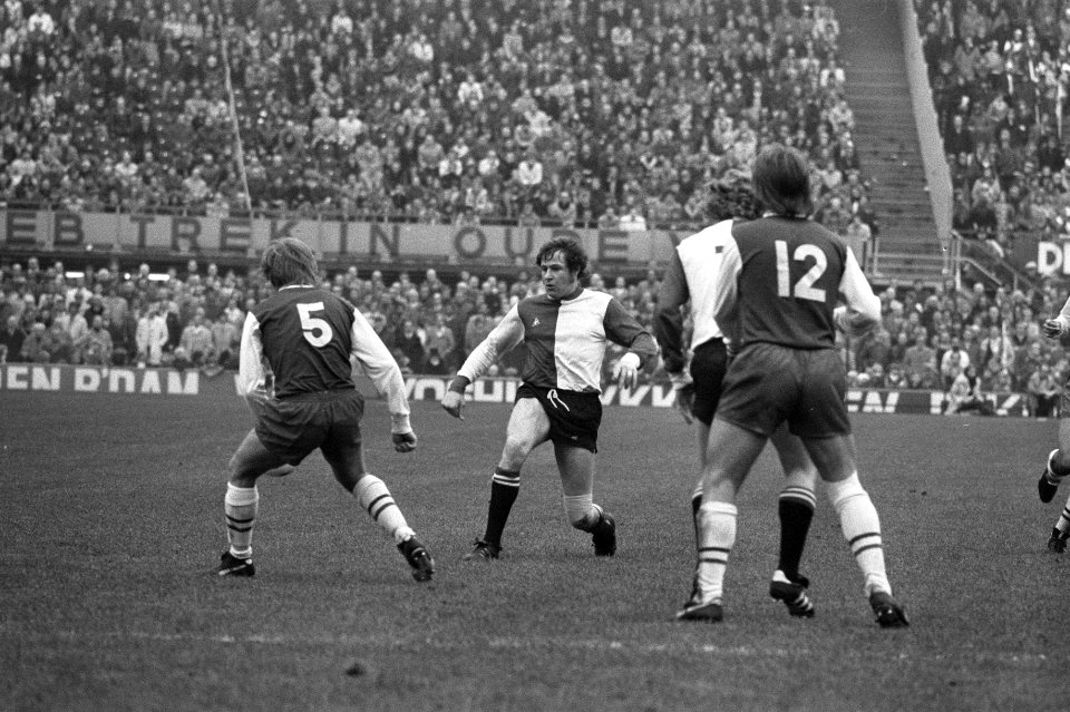 Feyenoord tegen Haarlem 1-0, Rinus Israel (midden) speelt weer mee, Bestanddeelnr 926-0550
