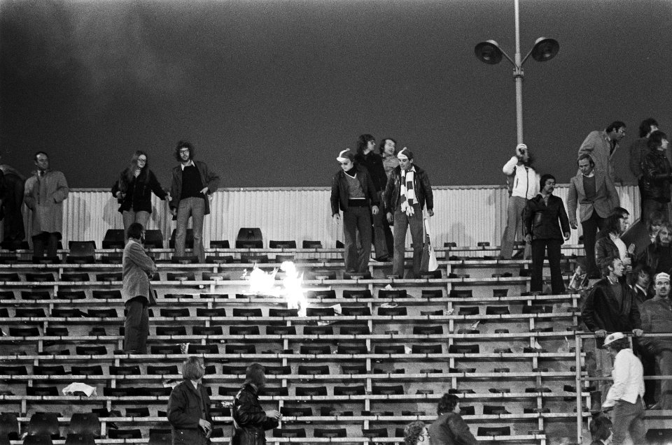 Feyenoord tegen Tottenham Hotspur 2-0, finale UEFA Cup vechtpartijen op tribune , Bestanddeelnr 927-2225