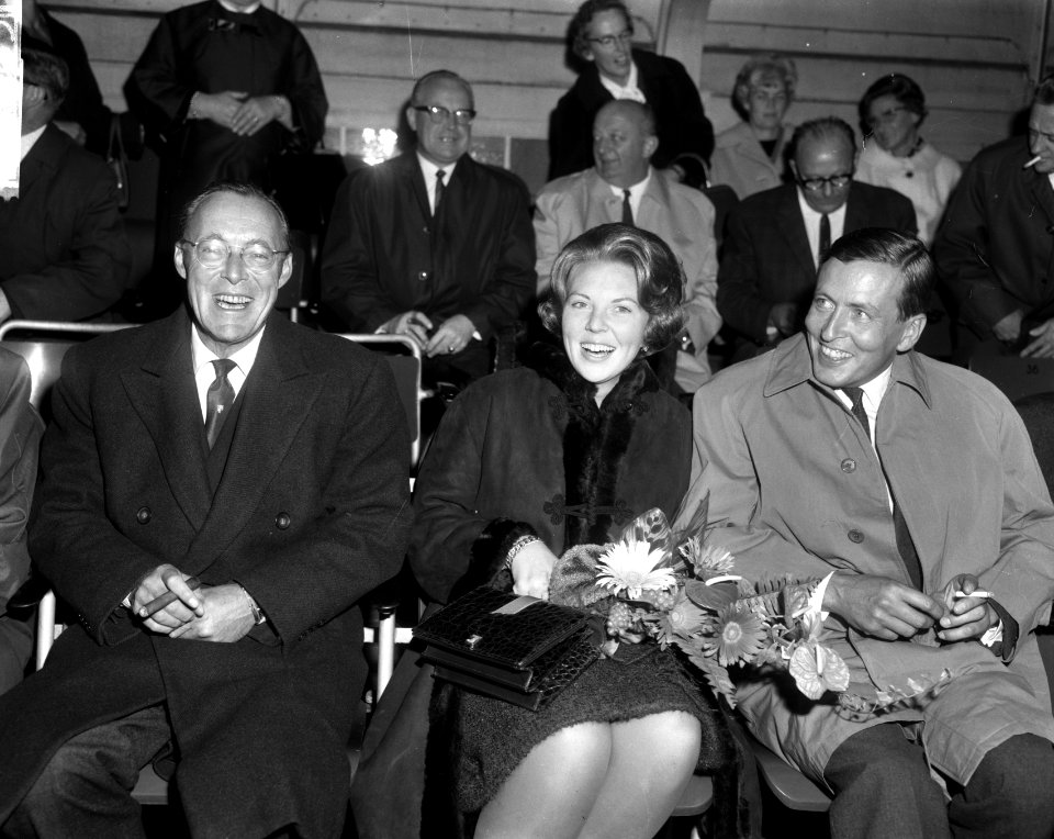 Feyenoord tegen Real Madrid 2-1, v.l.n.r. prins Bernha en prinses Beatrix en Cla, Bestanddeelnr 918-1573