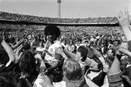 Feyenoord tegen Utrecht 3-0 Feyenoord officieus kampioen Ruud Gullit op de scho, Bestanddeelnr 932-9491