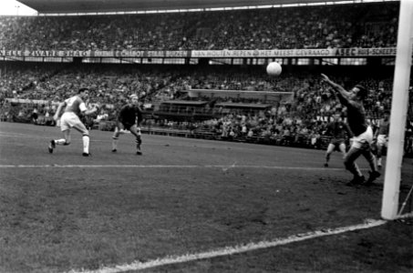 Feyenoord tegen Haarlem 4-0. Kindvall scoort met kopbal, keeper Paternotte (H) d, Bestanddeelnr 922-9782
