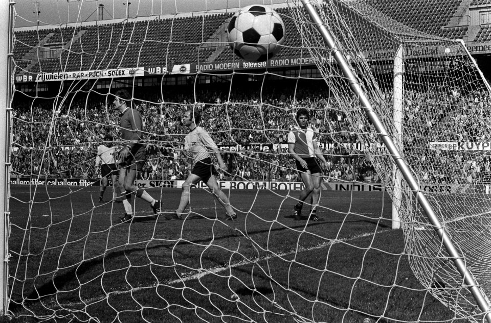 Feyenoord tegen Roda JC 8-0, Van Hanegem (rechts) scoort vijfde doelpunt, doelma, Bestanddeelnr 927-1142