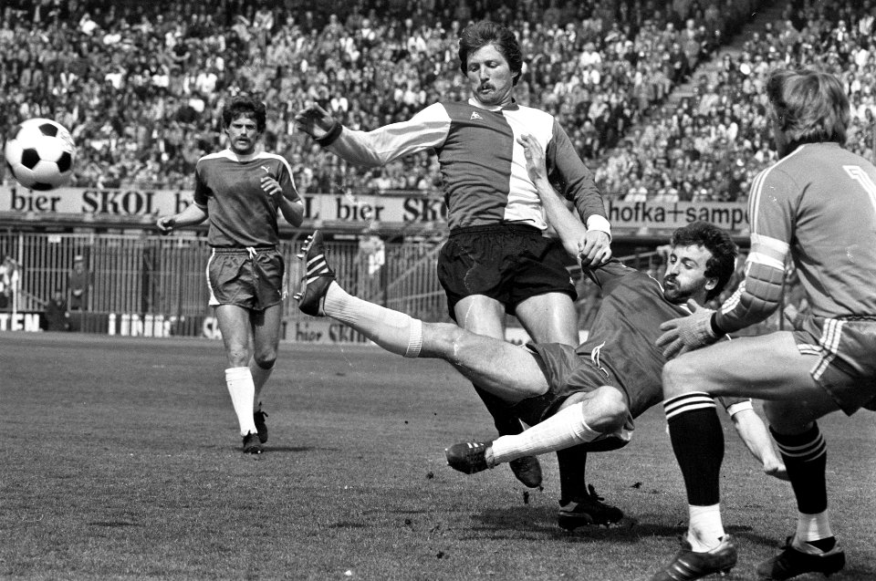 Feyenoord-aanvaller Willy Kreuz probeert de Sparta-verdediging te slechten, Bestanddeelnr 929-1277