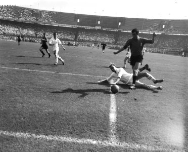 Feyenoord tegen Willem II 7-1, C Moulijn stapt over achterspeler heen, Bestanddeelnr 911-5829
